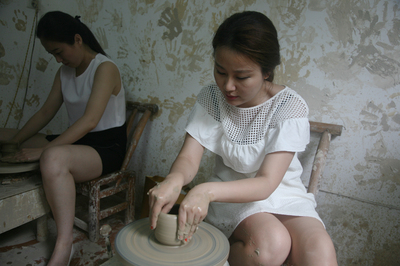 年輕采編播人員在長(zhǎng)沙銅官窯體驗(yàn)陶器制作